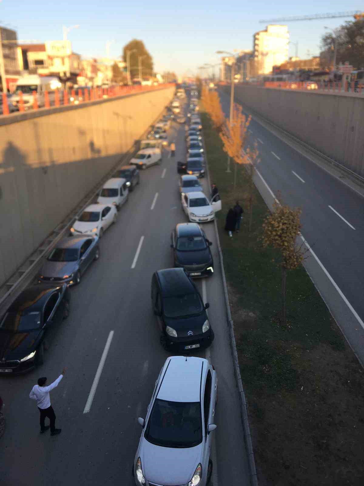 FERMUAR SİSTEMİYLE AMBULANSA YOL AÇTILAR