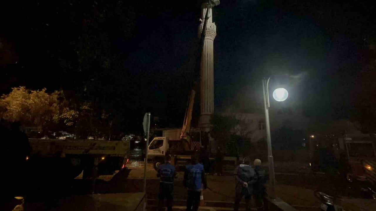 FIRTINADAN ZARAR GÖREN MİNAREDE ÇALIŞMA BAŞLATILDI