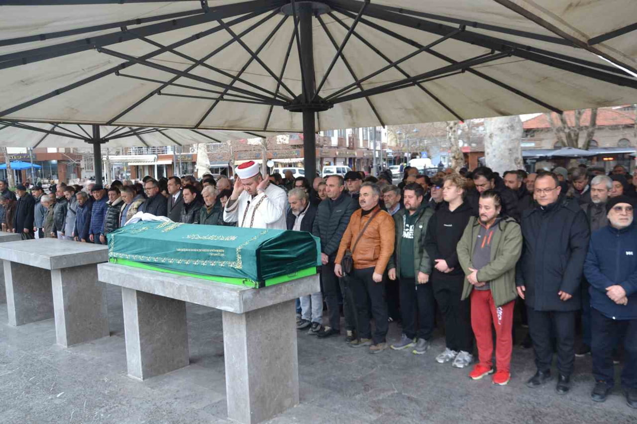 FOTOĞRAFIN USTASI SADRİ VAROL GÖZYAŞLARI İLE UĞURLANDI