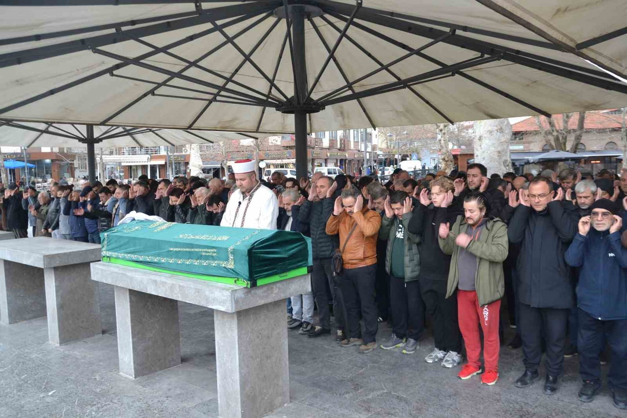 FOTOĞRAFIN USTASI SADRİ VAROL GÖZYAŞLARI İLE UĞURLANDI