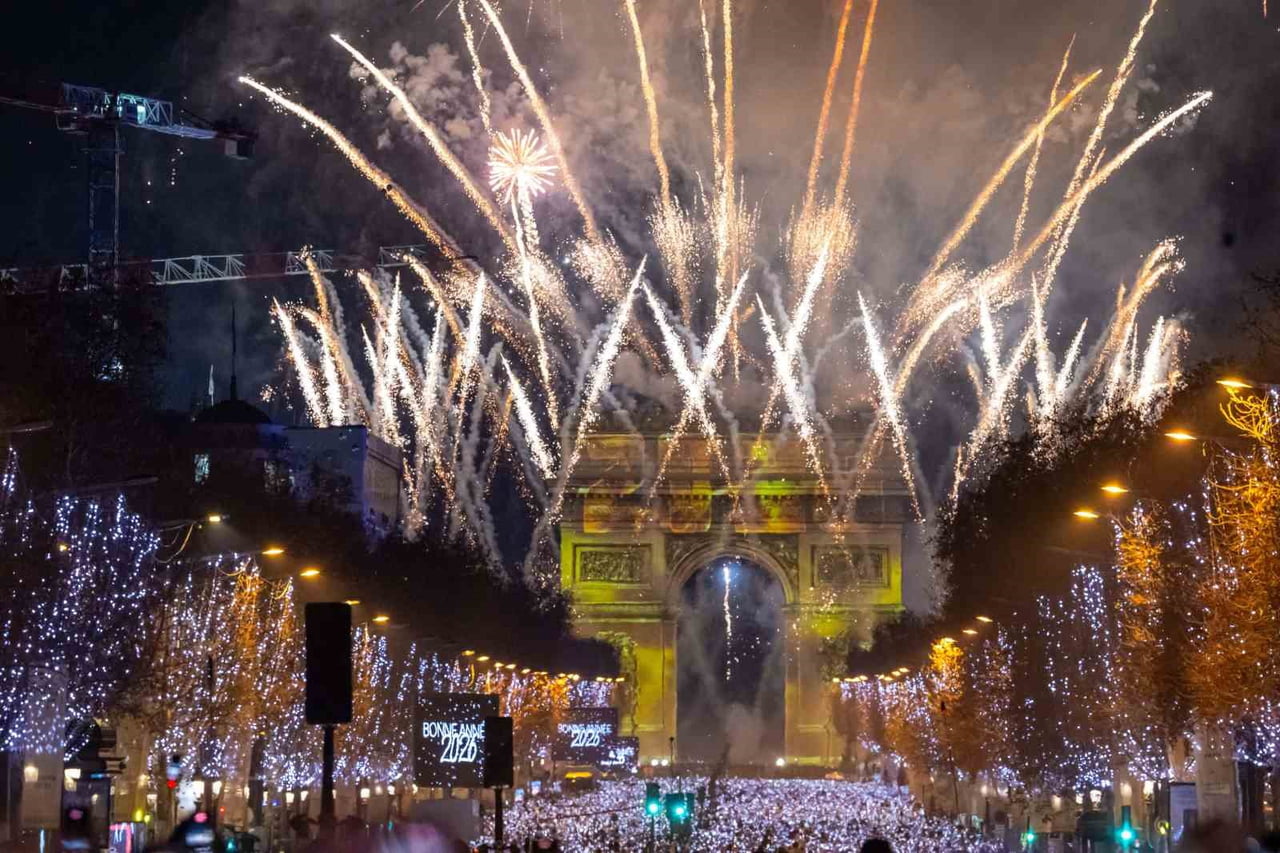 FRANSA’NIN BAŞKENTİ PARİS’TE 2026 YILI IŞIK VE HAVAİ FİŞEK GÖSTERİLERİYLE KUTLANIRKEN, ÜST DÜZEY...