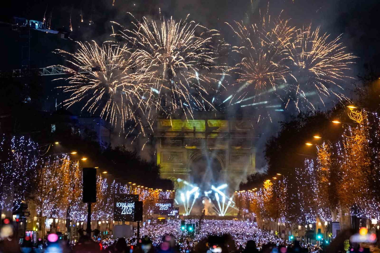 FRANSA’NIN BAŞKENTİ PARİS’TE 2026 YILI IŞIK VE HAVAİ FİŞEK GÖSTERİLERİYLE KUTLANIRKEN, ÜST DÜZEY...