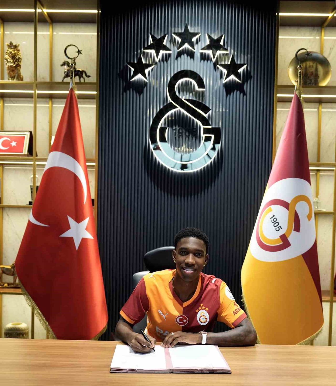 GALATASARAY'IN YENİ TRANSFERİ HOLLANDALI FUTBOLCU YASER ASPRİLLA, TRANSFERİNDEN DOLAYI MUTLU VE...