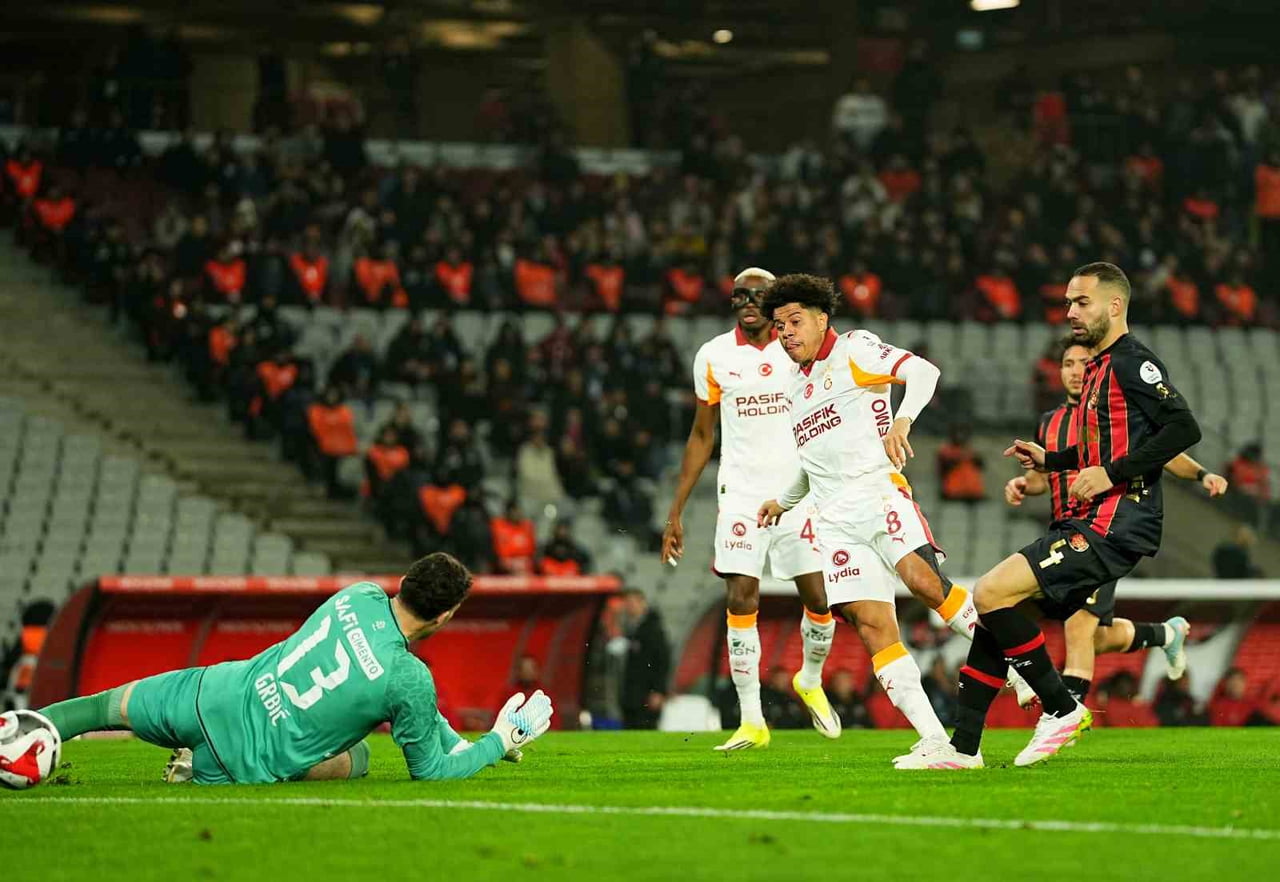 GALATASARAY’IN BREZİLYALI FUTBOLCUSU GABRİEL SARA, FATİH KARAGÜMRÜK MAÇININ 31. SANİYESİNDE ATTIĞI...