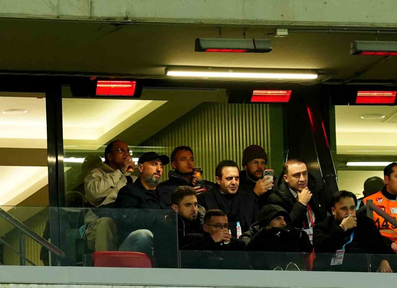 GALATASARAY’IN YENİ TRANSFERİ HOLLANDALI FUTBOLCU NOA LANG, FATİH KARAGÜMRÜK MAÇINI TRİBÜNDEN...