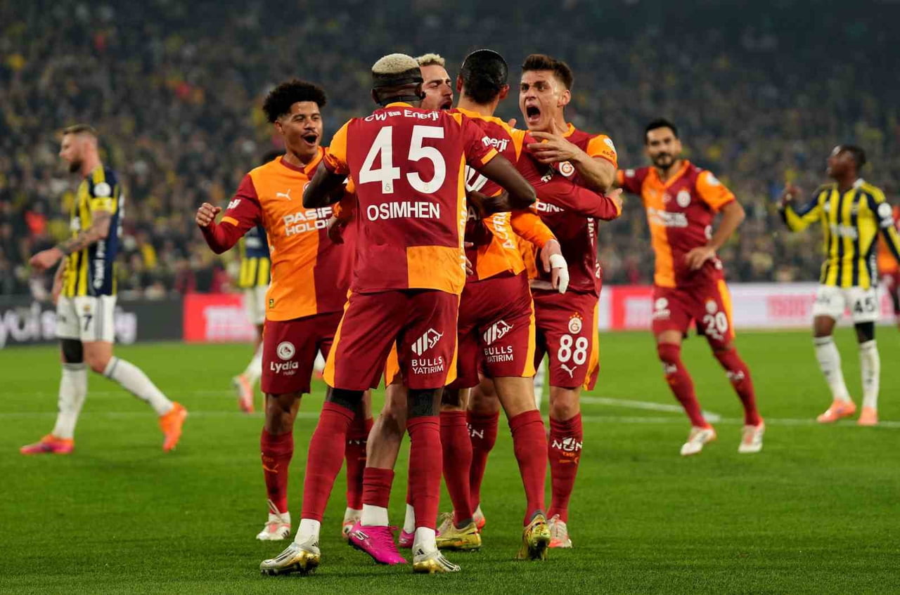 GALATASARAY, TURKCELL SÜPER KUPA FİNALİNDE FENERBAHÇE'Yİ MAĞLUP EDEREK 8. KEZ BU KUPAYI KAZANMAK...