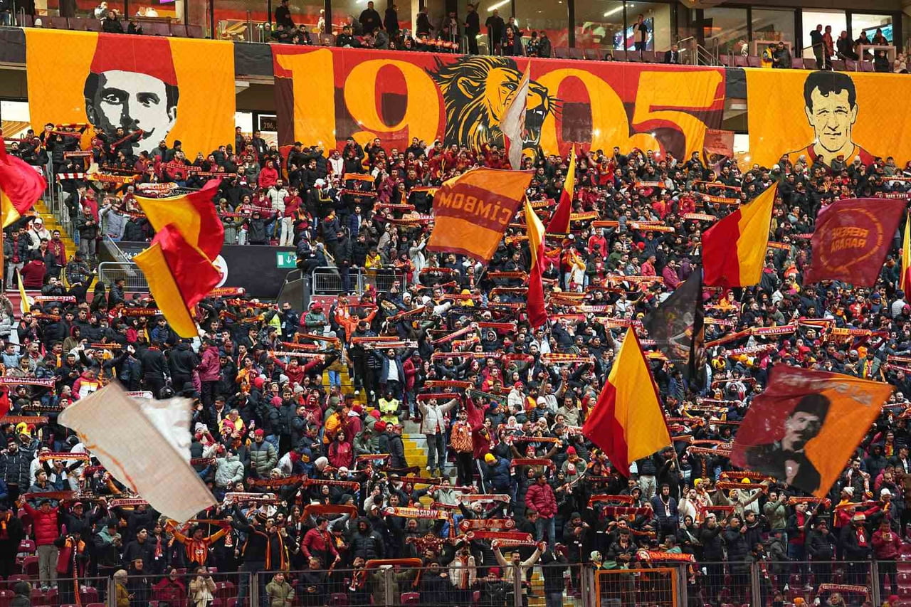 GALATASARAYLI TARAFTARLAR, GAZİANTEP FK MAÇINDA YAPTIKLARI TEZAHÜRATLARLA YÖNETİME TEPKİ...