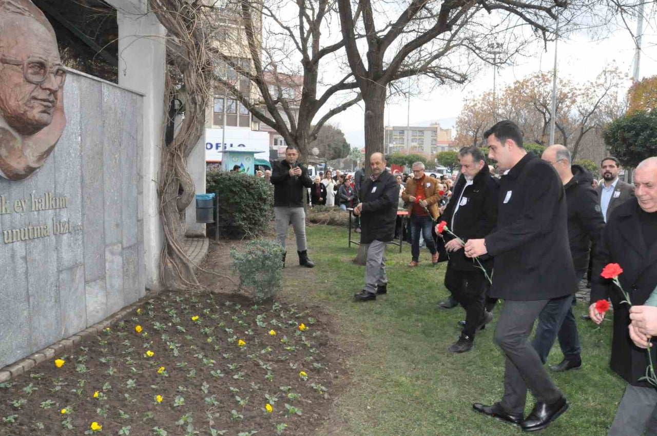 GAZETECİ VE YAZAR UĞUR MUMCU, ÖLÜMÜNÜN 33.YILINDA MANİSA’NIN SALİHLİ İLÇESİNDE KARANFİLLERLE...