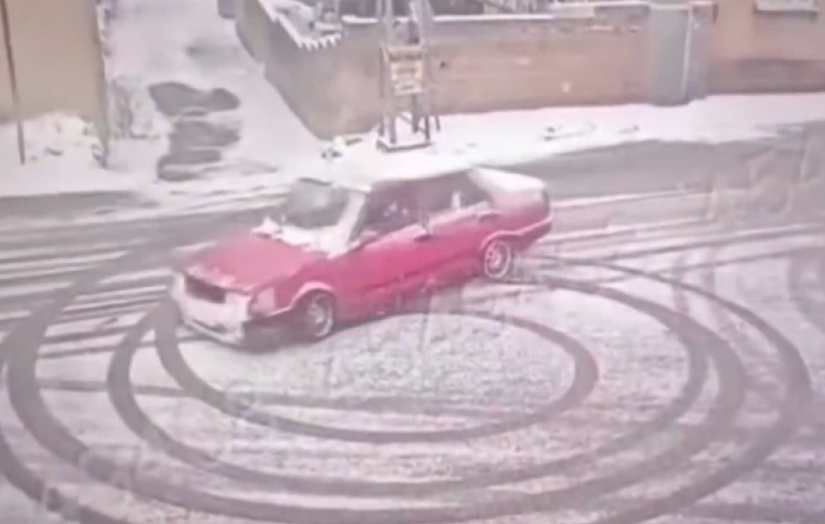 GAZİANTEP'İN ŞAHİNBEY İLÇESİNDE YAYA VE ARAÇ TRAFİĞİNE AÇIK OLAN YOLDA DRİFT YAPAN EHLİYETSİZ...