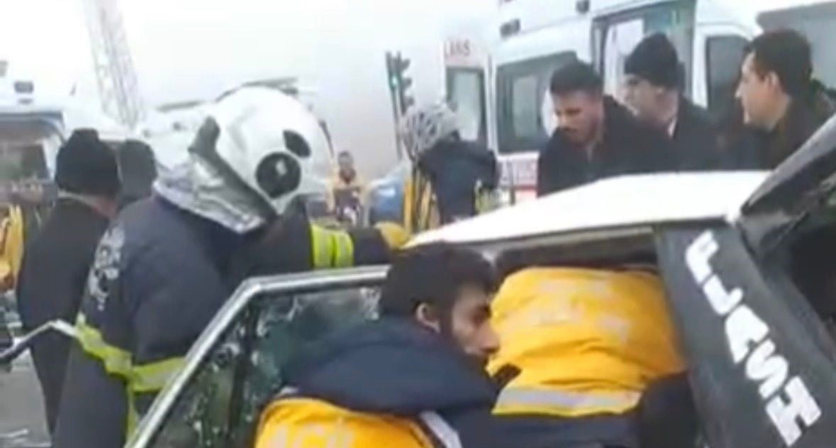 GAZİANTEP'TE 3 ARACIN KARIŞTIĞI ZİNCİRLEME TRAFİK KAZASINDA BİR KİŞİ HAYATINI KAYBEDERKEN, 6 KİŞİ...