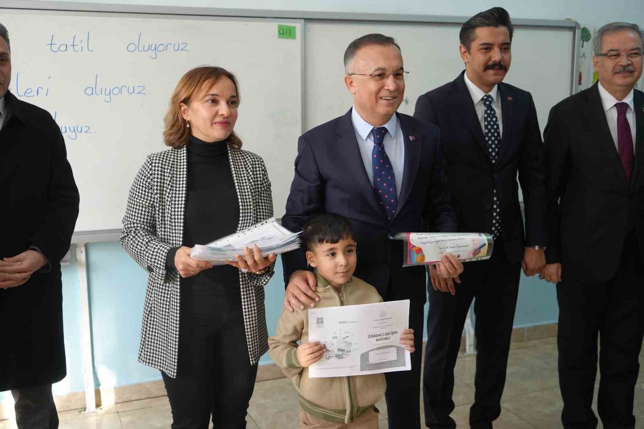 GAZİANTEP'TE 690 BİN ÖĞRENCİ KARNE HEYECANI YAŞADI