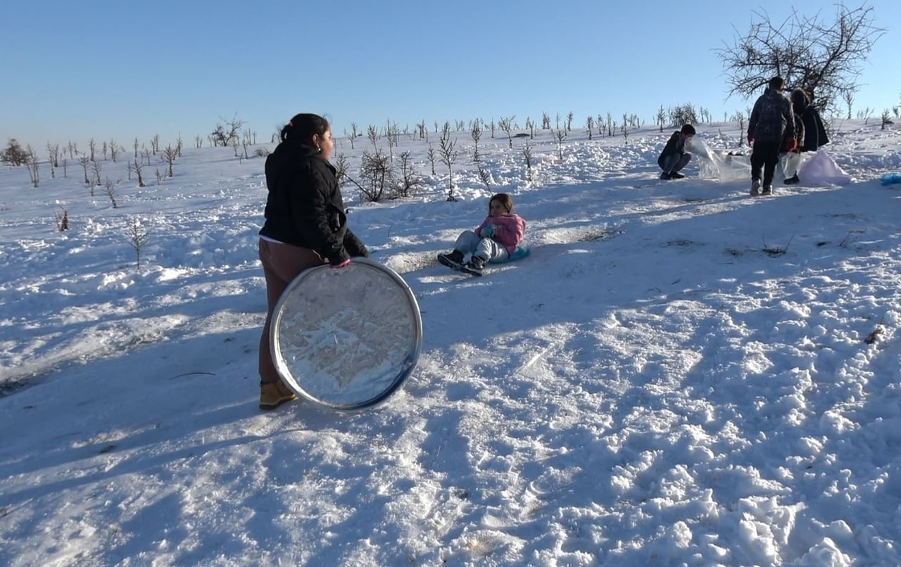 GAZİANTEP'TE ETKİLİ OLAN KAR YAĞIŞI SONRASI BOŞ ARAZİYİ KAYAK PİSTİNE ÇEVİREN ÇOCUKLAR, TEPSİ...