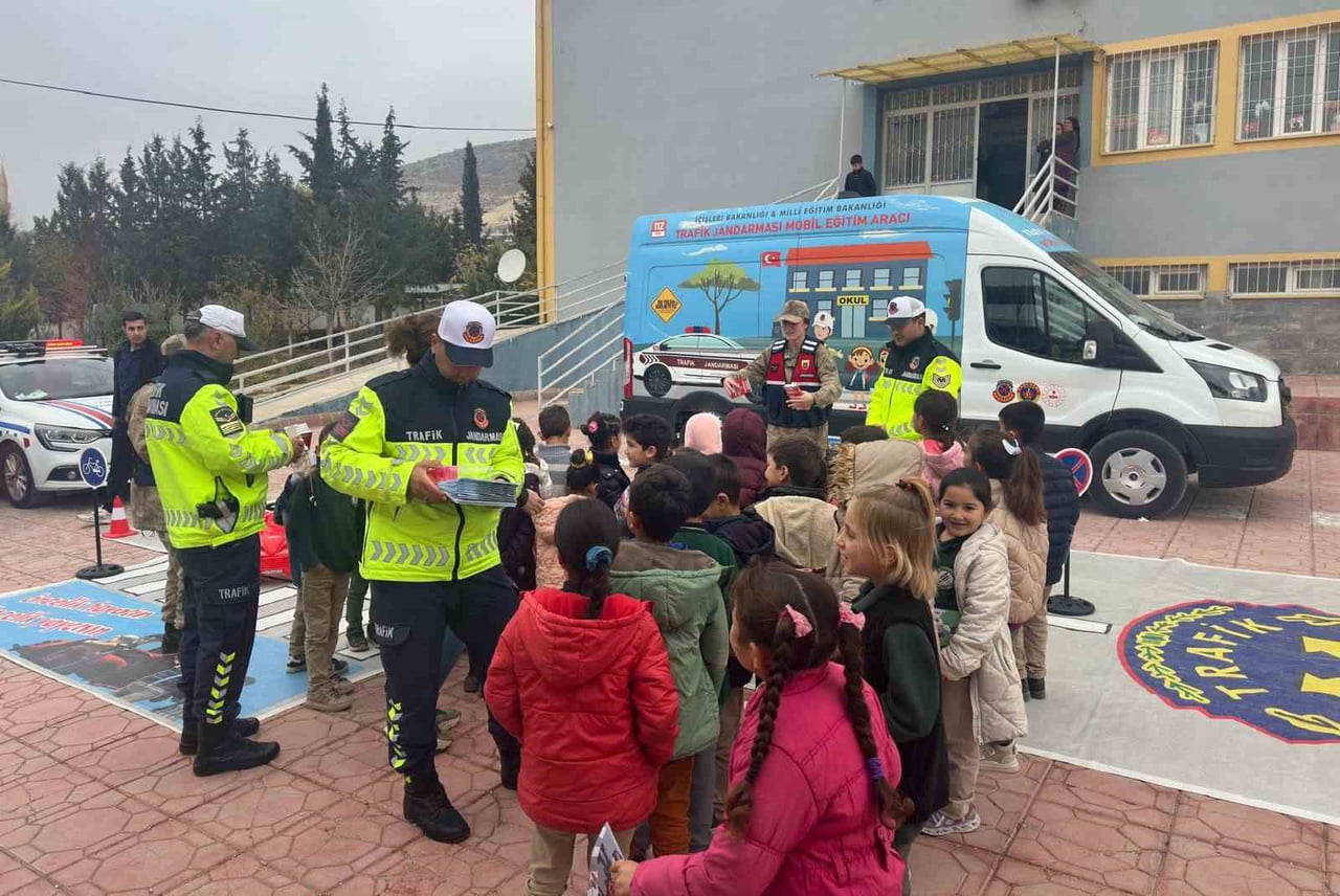 GAZİANTEP'TE JANDARMA MOBİL TRAFİK EĞİTİM ARACIYLA 126 İLKOKUL ÖĞRENCİSİNE TRAFİK BİLGİLENDİRME...