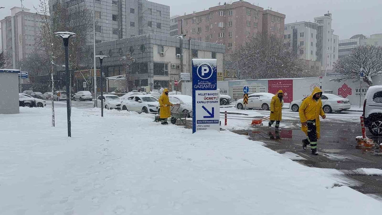 GAZİANTEP'TE ÖĞLE SAATLERİNE DOĞRU BAŞLAYAN VE GİDEREK ETKİSİNİ ARTTIRMAYA DEVAM EDEN KAR YAĞIŞI...