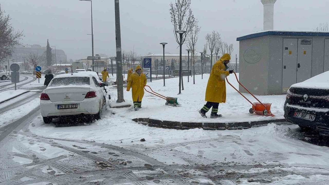 GAZİANTEP'TE ÖĞLE SAATLERİNE DOĞRU BAŞLAYAN VE GİDEREK ETKİSİNİ ARTTIRMAYA DEVAM EDEN KAR YAĞIŞI...