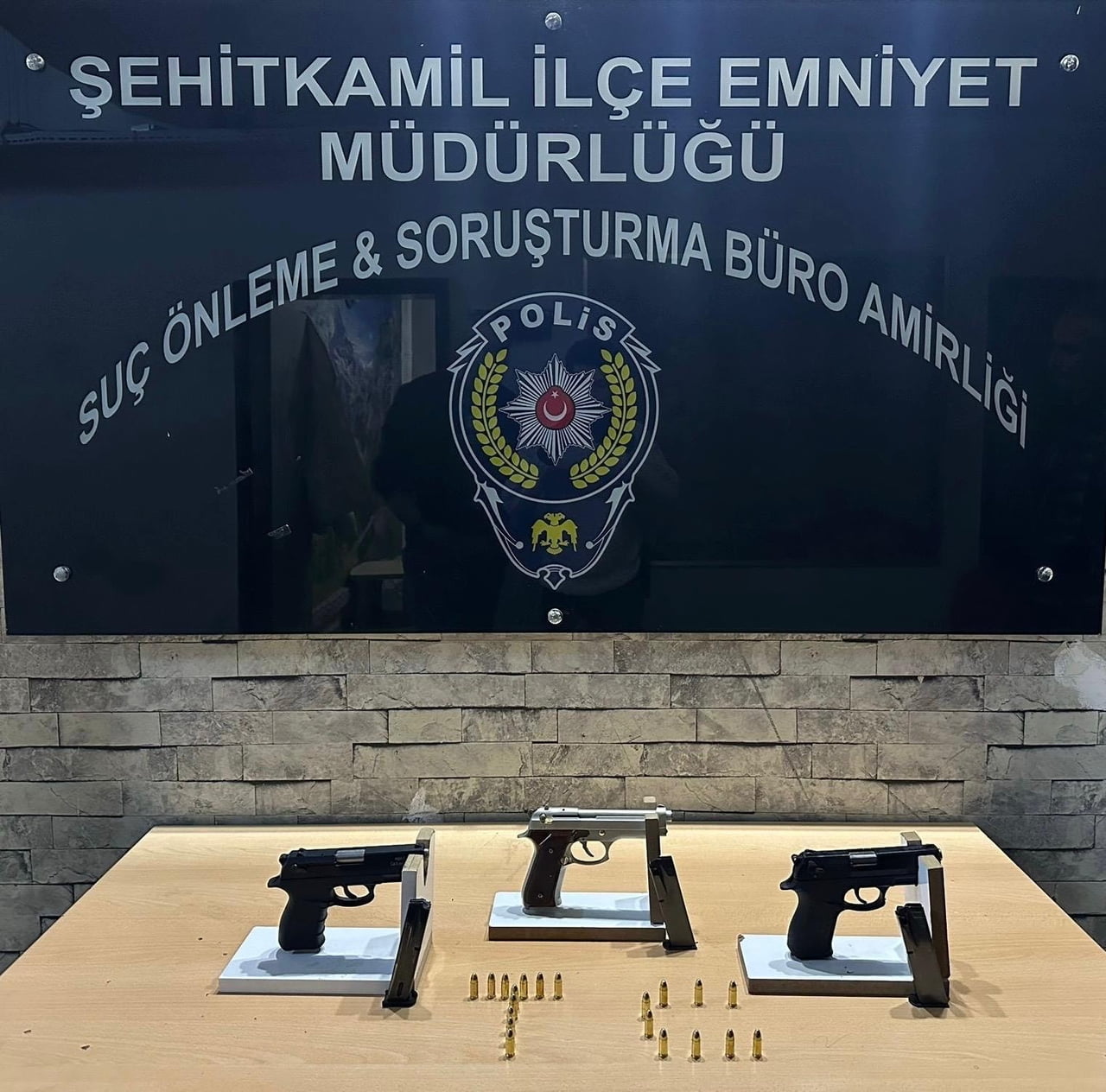 GAZİANTEP'TE RUHSATSIZ 2 TÜFEK İLE 8 TABANCA ELE GEÇİRİLDİ: 5 GÖZALTI