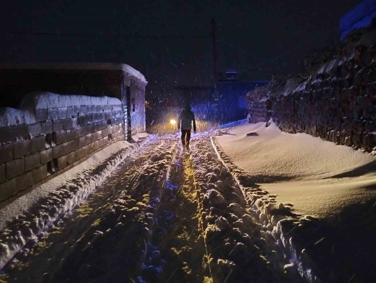 GAZİANTEP'TE SOBADAN ZEHİRLENEN 9 KİŞİLİK AİLENİN İMDADINA UMKE EKİPLERİ YETİŞTİ