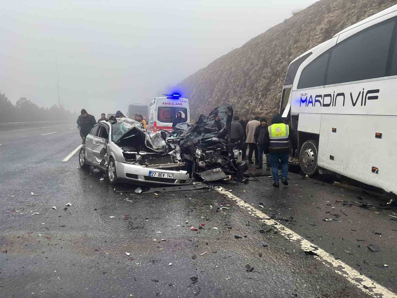 GAZİANTEP'TE YOĞUN SİS NEDENİYLE 8 ARACIN KARIŞTIĞI ZİNCİRLEME KAZADA 2 KİŞİ ÖLÜRKEN ÇOK SAYIDA...