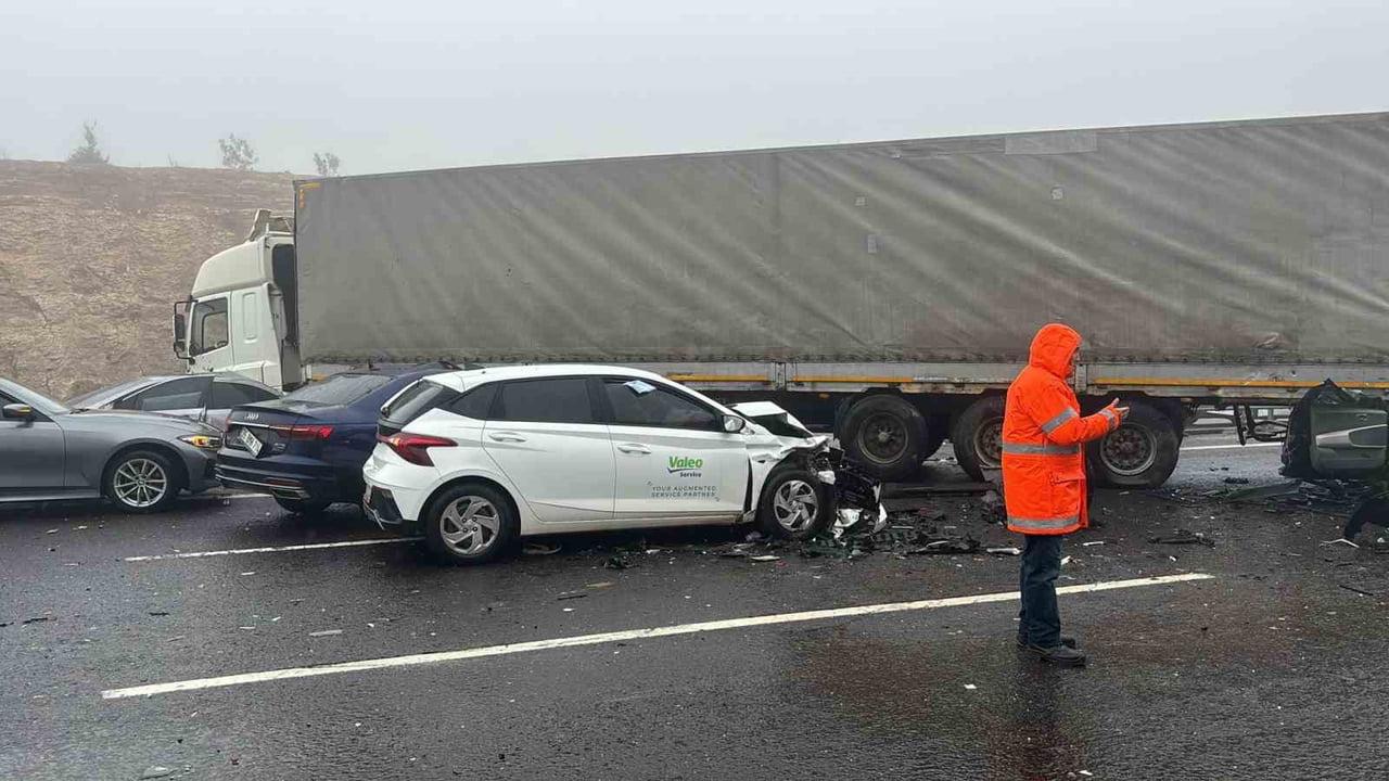 GAZİANTEP'TE YOĞUN SİS VE ETKİLİ OLAN SAĞANAK NEDENİYLE 10 ARACIN KARIŞTIĞI ZİNCİRLEME KAZADA 2...