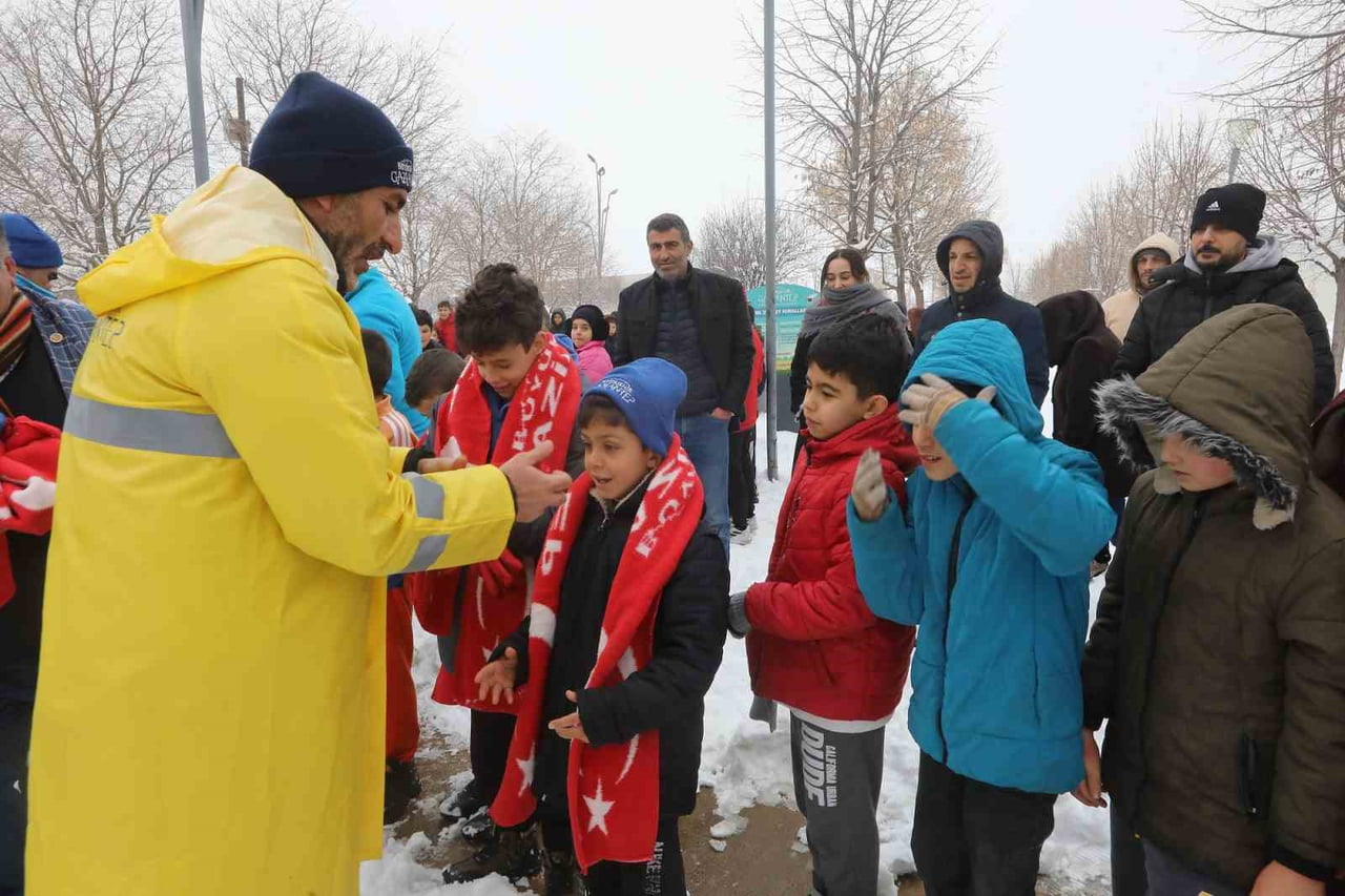 GAZİANTEP BÜYÜKŞEHİR'DEN ÇOCUKLARA KAR HEDİYESİ