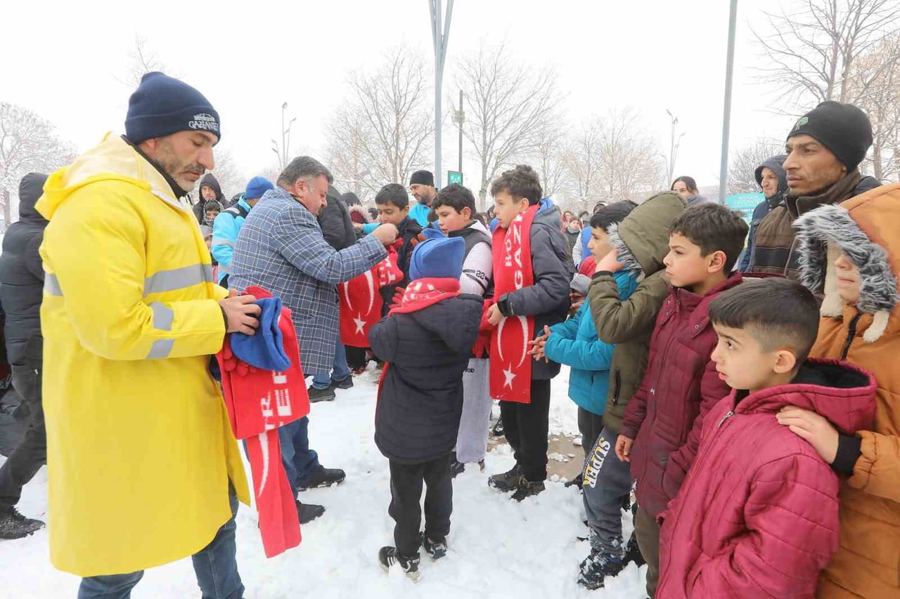 GAZİANTEP BÜYÜKŞEHİR'DEN ÇOCUKLARA KAR HEDİYESİ