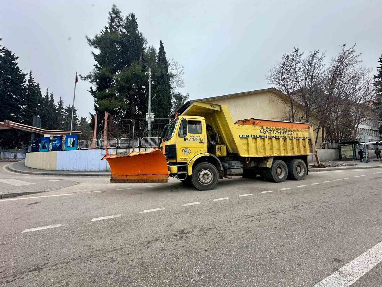 GAZİANTEP BÜYÜKŞEHİR, KAR YAĞIŞINA YÖNELİK TÜM AŞAMALARDA SAHADA