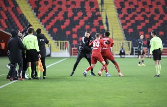 GAZİANTEP FK TEKNİK DİREKTÖRÜ BURAK YILMAZ ÖZÜR DİLEDİ