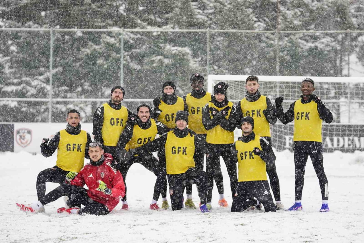 GAZİANTEP FUTBOL KULÜBÜ, KONYASPOR MAÇI HAZIRLIKLARINI KAR YAĞIŞI ALTINDA SÜRDÜRÜRKEN TAKIMIN YENİ...