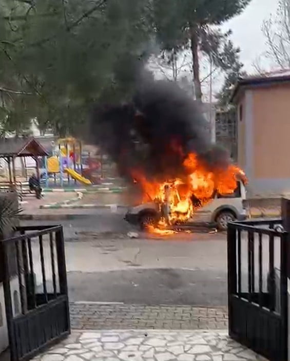 GAZİANTEP’İN NİZİP İLÇESİNDE PARK HALİNDE BULUNAN TİCARİ BİR ARAÇ, HENÜZ BİLİNMEYEN BİR NEDENLE...