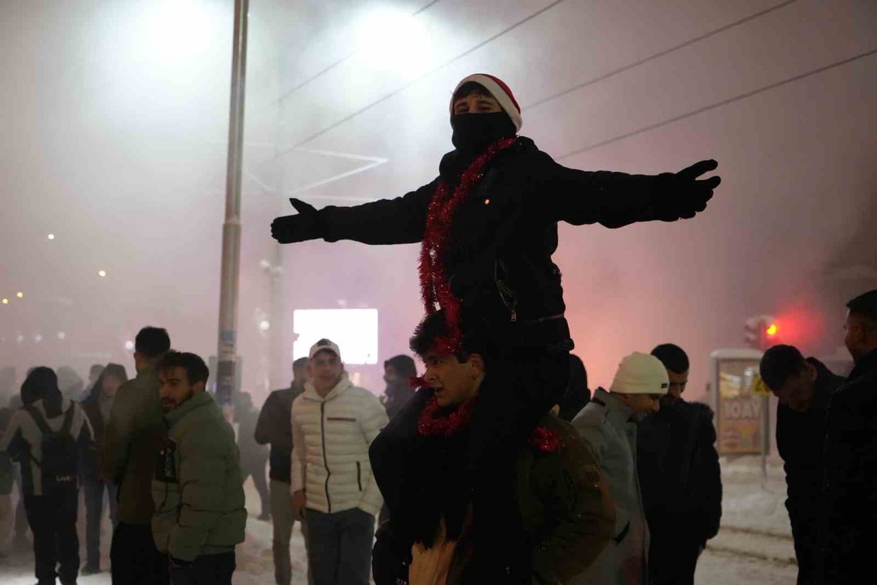 GAZİANTEP’TE 2026 YILI KAR YAĞIŞI ALTINDA COŞKUYLA KUTLANDI