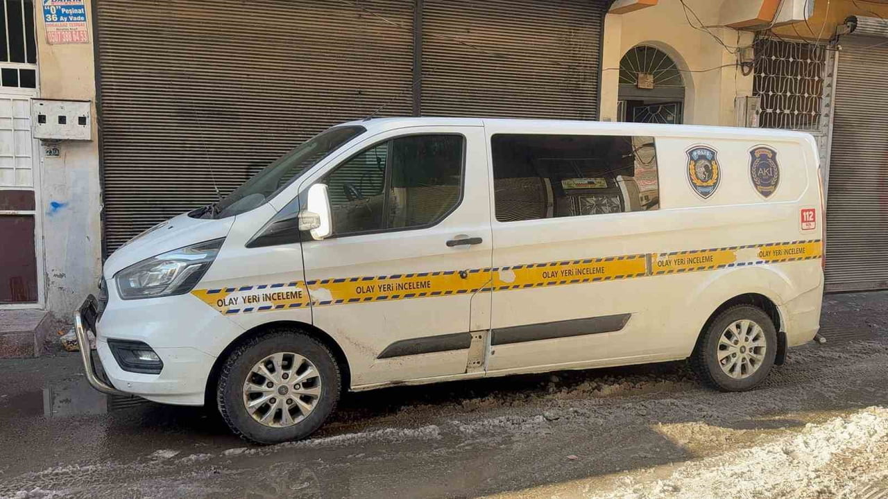 GAZİANTEP’TE BİR ŞAHIS, EVİNE GİTTİĞİ CEZAEVİNDEN ARKADAŞI TARAFINDAN BIÇAKLANARAK...