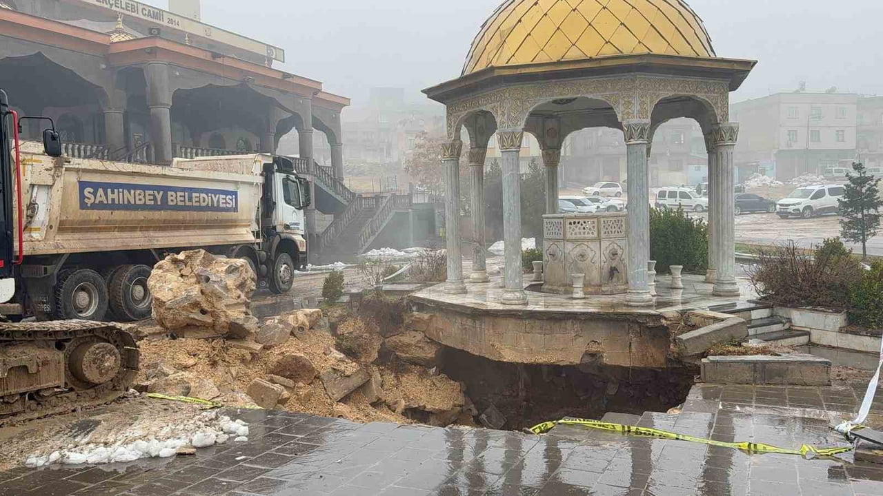 GAZİANTEP’TE İKİ GÜNDÜR ETKİLİ OLAN YOĞUN YAĞIŞ NEDENİYLE BİR CAMİNİN AVLUSUNDA ÇÖKME MEYDANA...