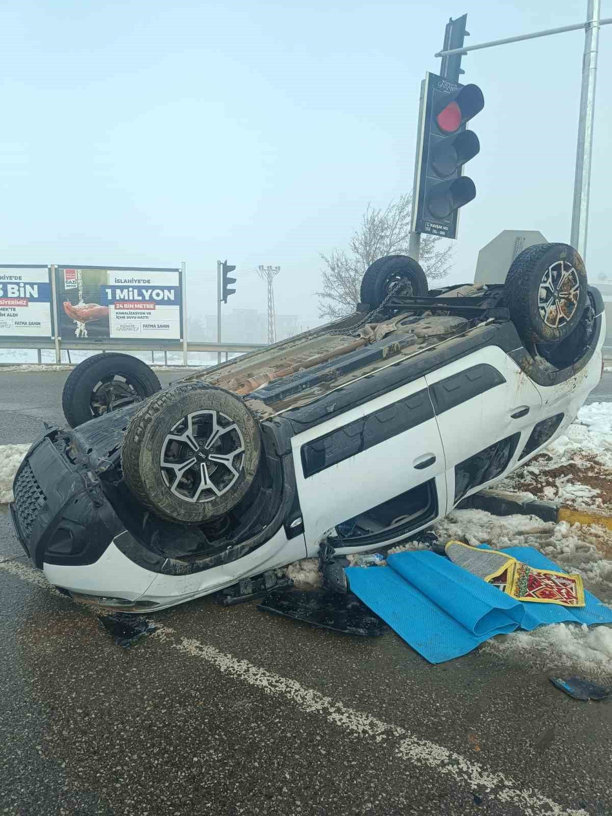 GAZİANTEP’TE İKİ OTOMOBİL ÇARPIŞTI: 4 YARALI