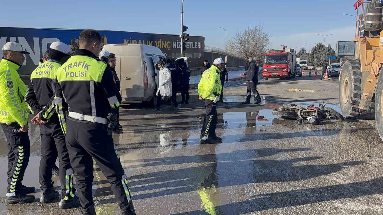 GAZİANTEP’TE İŞ MAKİNESİNİN ÇARPIP ÜZERİNDEN GEÇTİĞİ MOTOSİKLETLİ HAYATINI...