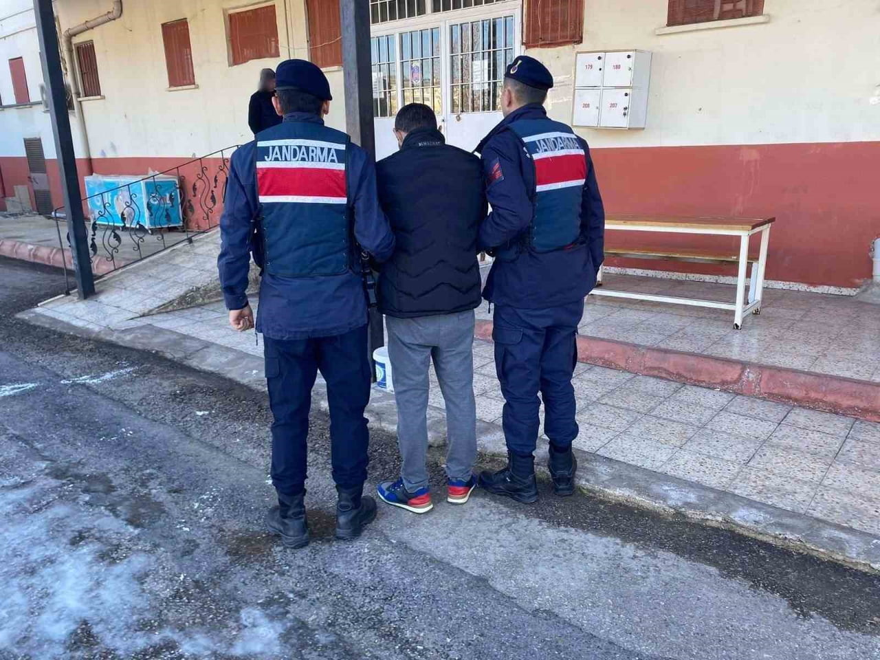 GAZİANTEP’TE JANDARMA EKİPLERİ TARAFINDAN 12 YIL KESİNLEŞMİŞ HAPİS CEZASIYLA ARANAN 2 ŞAHIS...