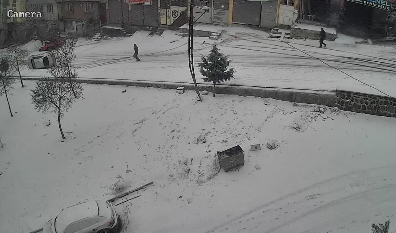 GAZİANTEP’TE KAR YAĞIŞI NEDENİYLE KAYGANLAŞAN YOLDA SÜRÜCÜSÜNÜN DİREKSİYON HAKİMİYETİNİ KAYBETTİĞİ...