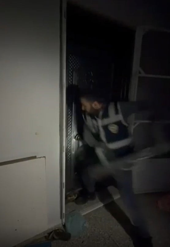 GAZİANTEP’TE POLİS EKİPLERİ TARAFINDAN BİR EVE YAPILAN BASKINDA, EVİN BODRUM KATINDA GİZLİ 4 ADET...