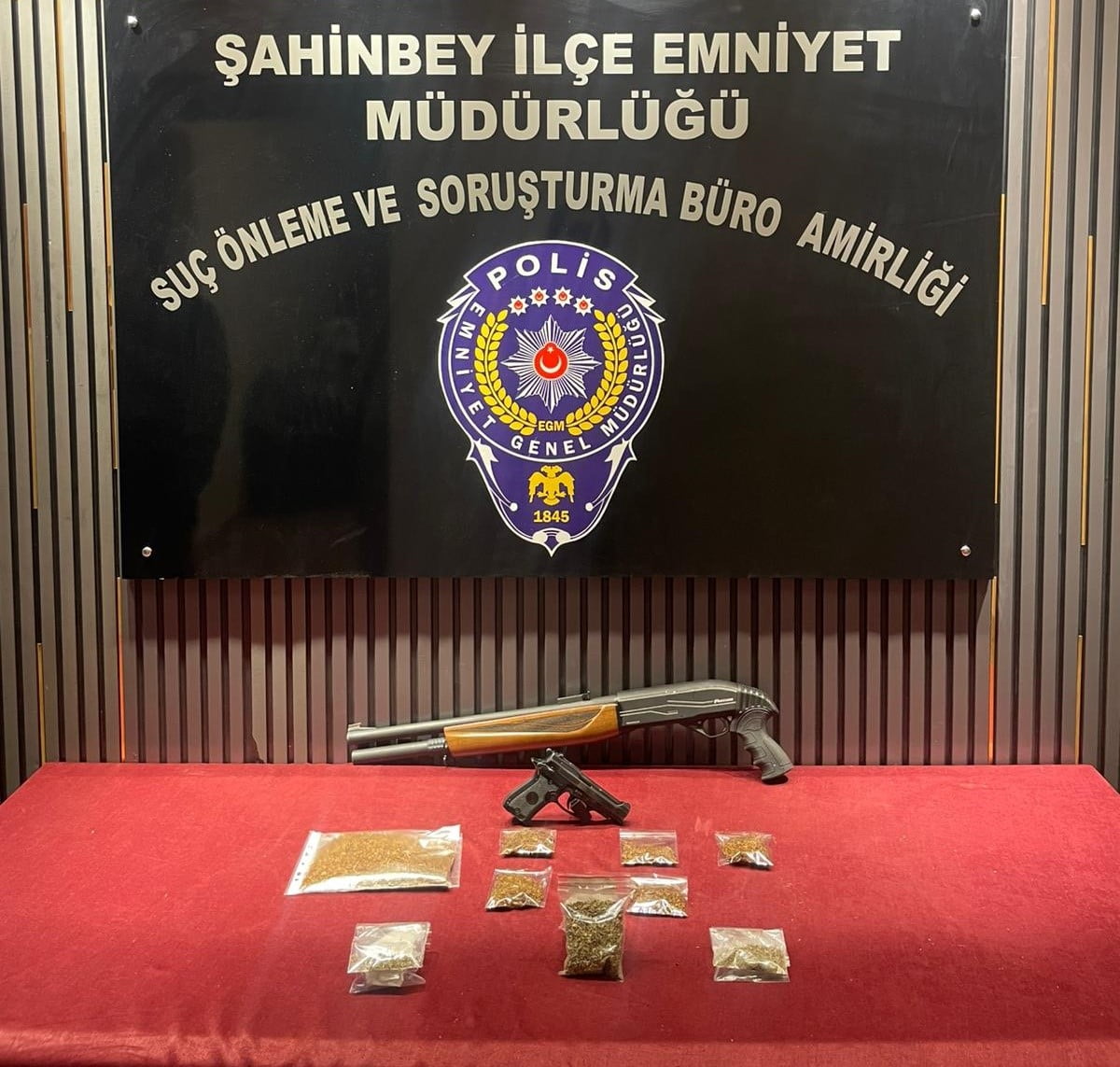 GAZİANTEP’TE POLİS EKİPLERİ TARAFINDAN YAPILAN UYUŞTURUCU OPERASYONUNDA, 1 ADET RUHSATSIZ SİLAH VE...