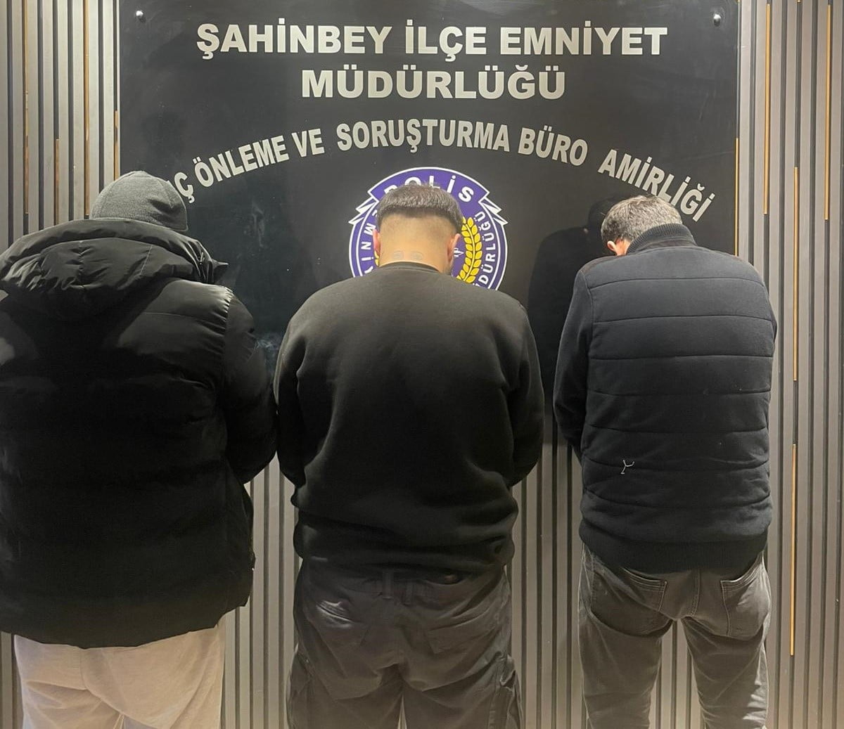 GAZİANTEP’TE POLİS EKİPLERİ TARAFINDAN YAPILAN UYUŞTURUCU OPERASYONUNDA, 1 ADET RUHSATSIZ SİLAH VE...