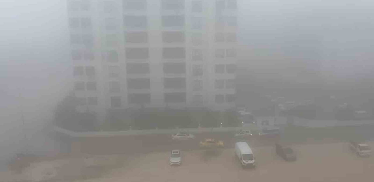 GAZİANTEP’TE SABAH SAATLERİNDE YOĞUN SİS VE YAĞIŞLI HAVA ETKİLİ OLDU. KENTTE SABAH SAATLERİNDE...
