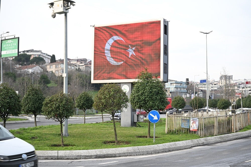 GAZİOSMANPAŞA BELEDİYESİ, İLÇEDEKİ TÜM LED EKRANLARA AY YILDIZLI BAYRAKLAR YANSITTI.