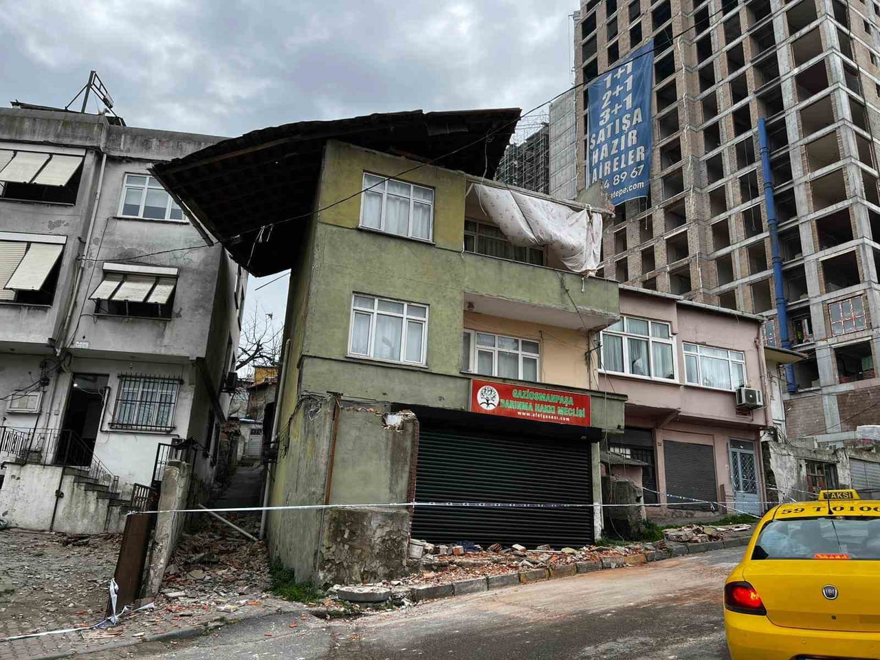 GAZİOSMANPAŞA’DA ÇATI UÇTU, OTOMOBİLLER ZARAR GÖRDÜ