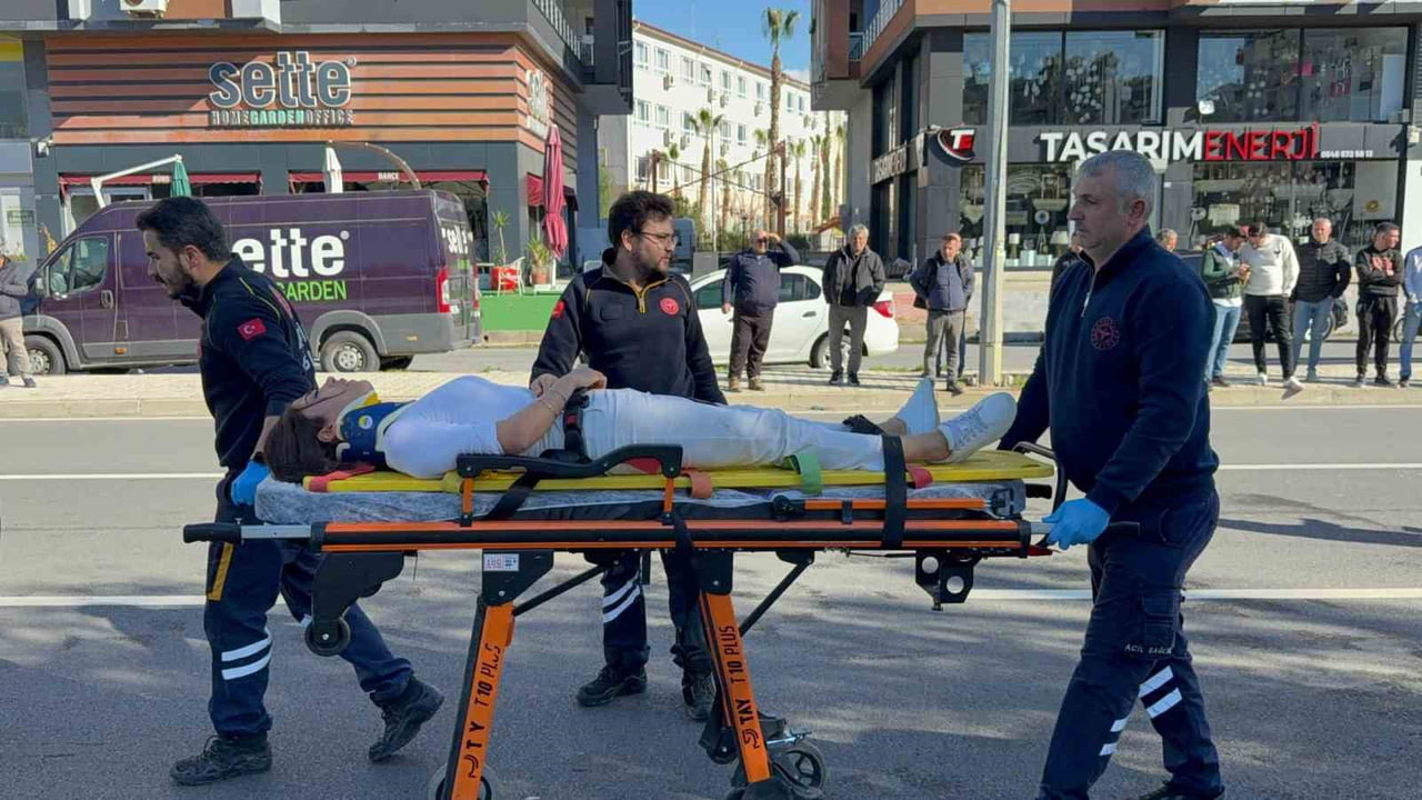 GAZİPAŞA İLÇESİNDE MEYDANA GELEN TRAFİK KAZASINDA KONTROLDEN ÇIKAN OTOMOBİLİN ORTA REFÜJDEKİ AĞACA...