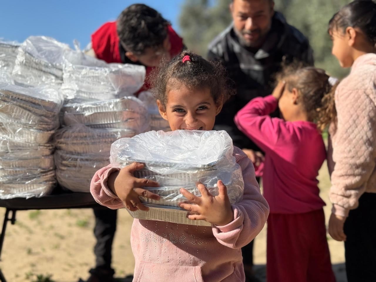 GAZZE’DE YARDIM FAALİYETLERİNİ SÜRDÜREN TÜRK KIZILAY, KIŞ AYLARINDA SOĞUK HAVA KOŞULLARINDAN...