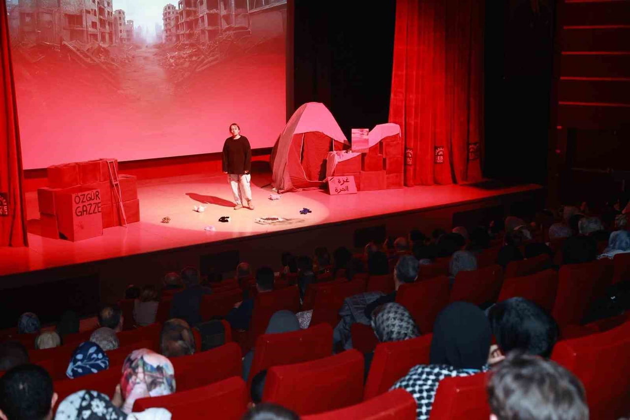 GEBZE'DE FİLİSTİNLİ KADINLARIN YAŞADIĞI ZORLUKLARI KONU ALAN "GAZZE'NİN KADINLARI" ADLI TİYATRO...