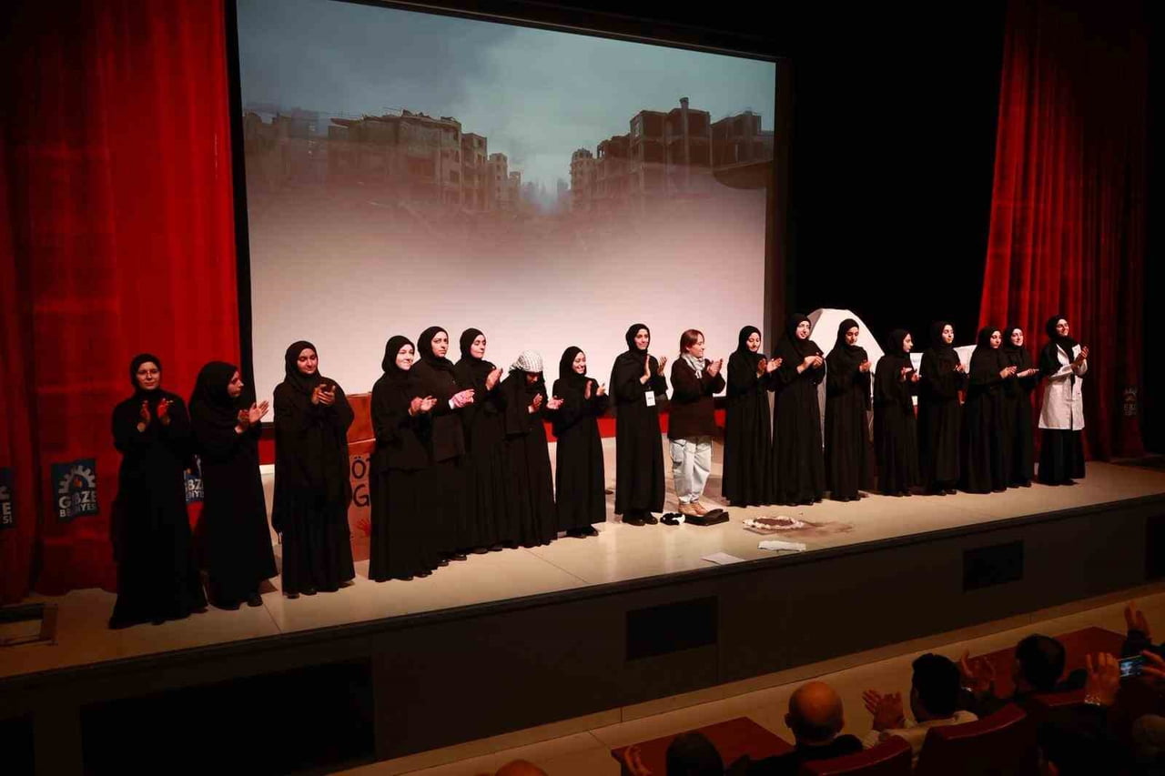 GEBZE'DE FİLİSTİNLİ KADINLARIN YAŞADIĞI ZORLUKLARI KONU ALAN "GAZZE'NİN KADINLARI" ADLI TİYATRO...