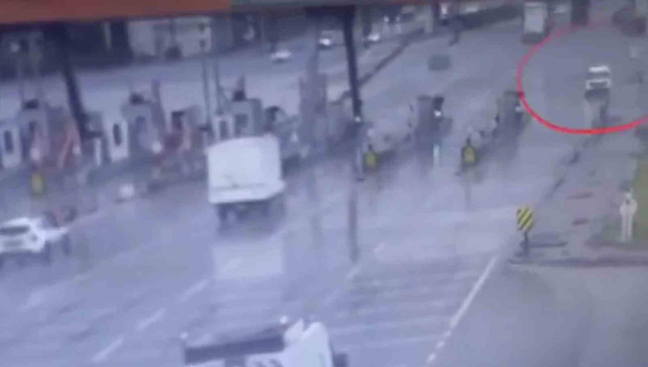 GEBZE-ORHANGAZİ-İZMİR O5 OTOYOLU BURSA KUZEY GİŞELERİ’NDE HAFİF TİCARİ BİR ARACIN TERS ŞERİTTE...