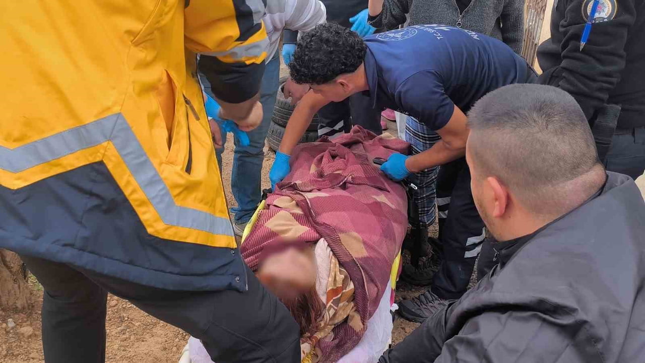 GENÇ KIZ YARDIM ÇIĞLIKLARINI DUYAN KOMŞULARI TARAFINDAN YAĞMUR SULARI İLE DOLU FOSSEPTİK...