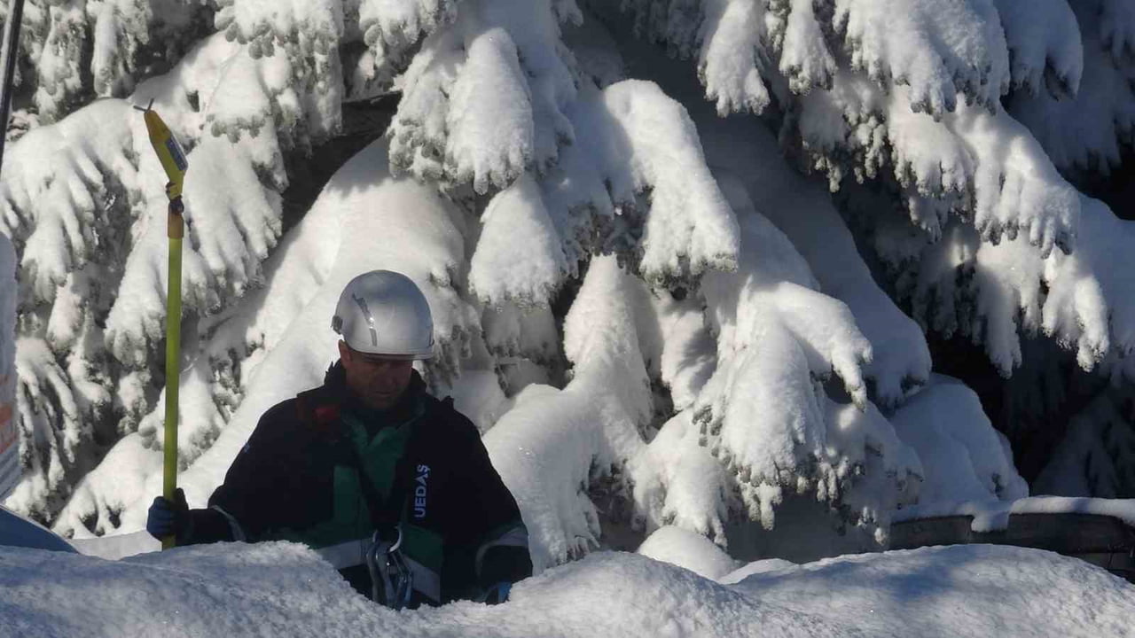 GERÇEKLEŞTİRİLEN BAKIMLAR DA İSE BELLERİNE KADAR KARA GÖMÜLEN EKİPLERİN, ZORLU ÇALIŞMA ŞARTLARI...