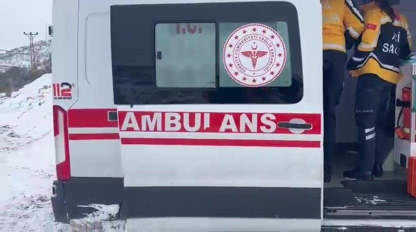 GERCÜŞ’TE KAR NEDENİYLE KAPANAN YOLDA MAHSUR KALAN AMBULANS KURTARILDI